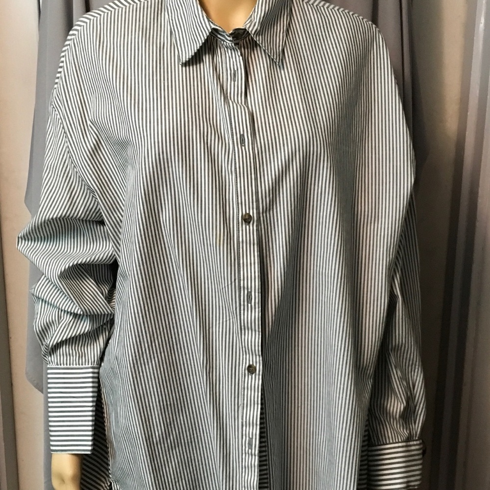Button down blouse 👚 - Picture 3 of 8